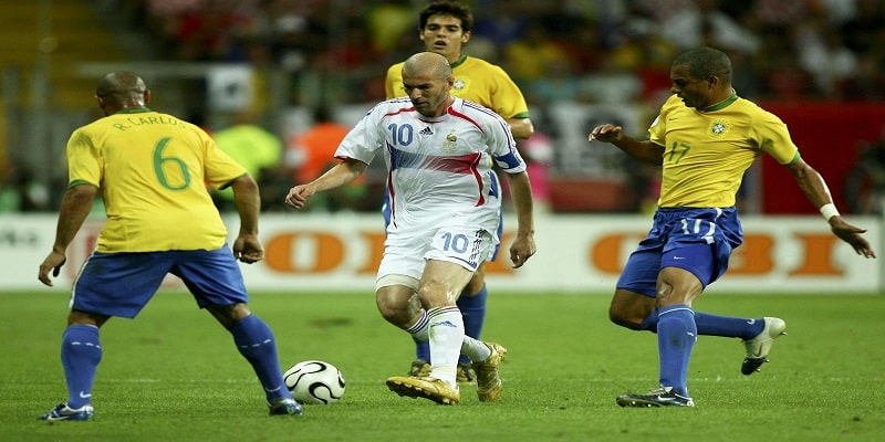 Trái bóng là chiếc vé thông hành duy nhất của cậu bé Zidane